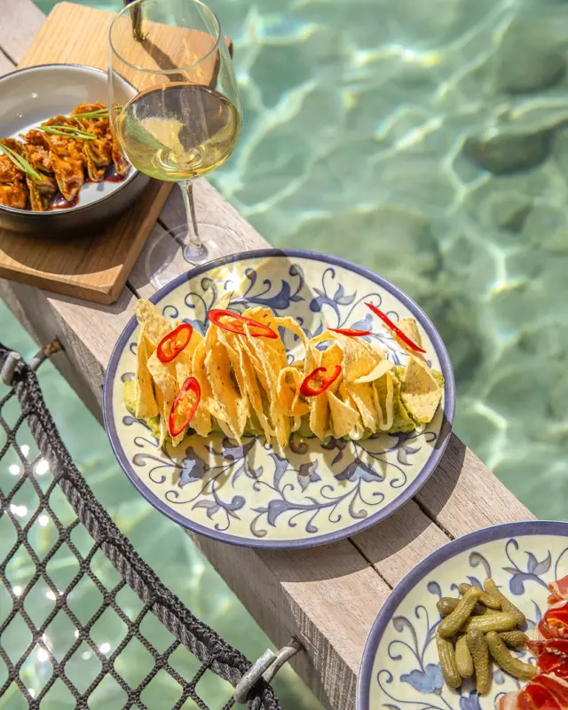 Brass Boer brings elevated oceanfront dining to new heights, or should we say sea level?
.
. 
. 
. 
@brassboercuracao #bluebaycuracao #bluebay #blauwbaai #curacao #enjoylifewithbluebay #enjoylife #everydaycanbeabluebayday #bluebayforaday #bluebayfan #bluebaybeach #feelitforyourself #holiday #travel #travelgram #summer #instagood #photooftheday #instatravel #wanderlust #curacao #korsou #dushikorsou #caribbean #stay #stayatbluebay